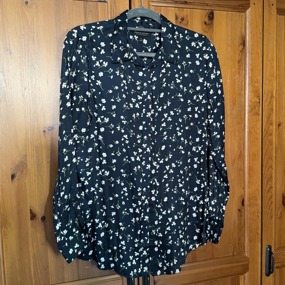 Banana Republic Silky Dark Navy Floral Button Down Shirt Size M 20"x29"